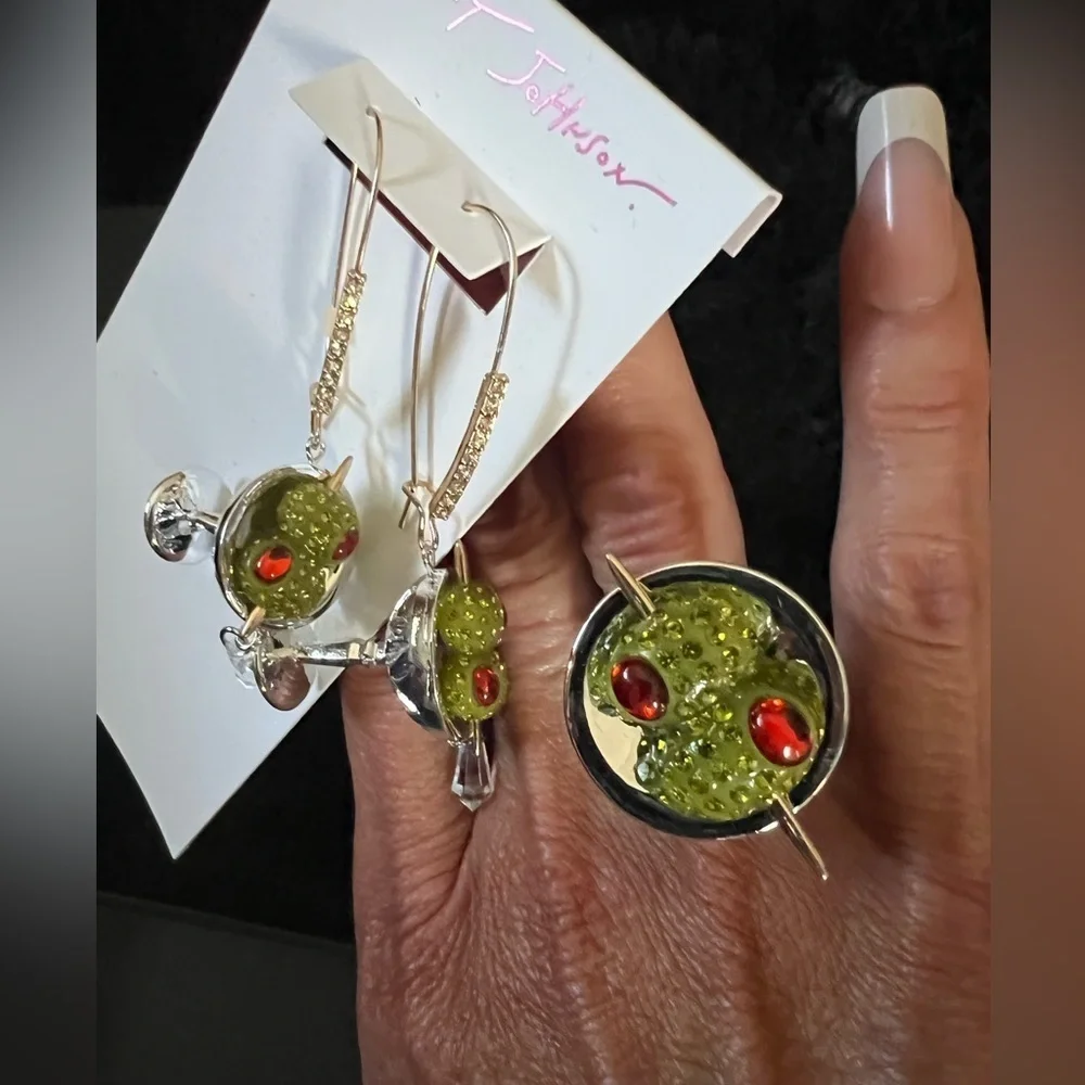 🫒🍸BETSEY JOHNSON MARTINI COCKTAIL RIG AND EARRING SET🍸🫒NWT